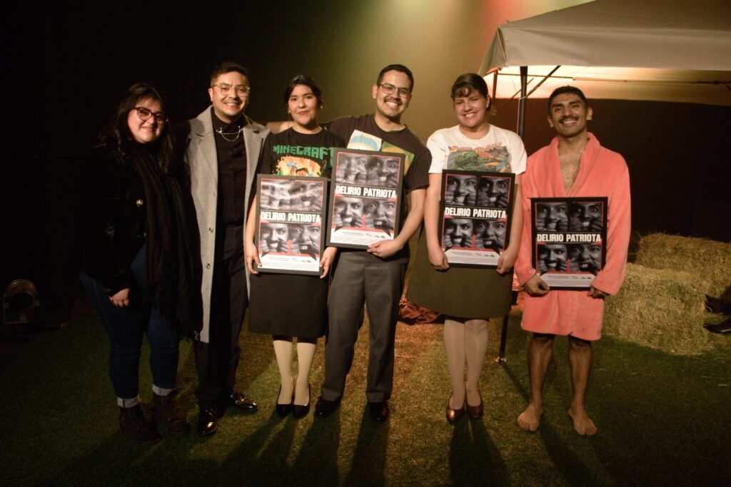 Fotografía de la Generación 2025 de la Escuela TeatroPuerto, junto a parte del equipo de TeatroPuerto
