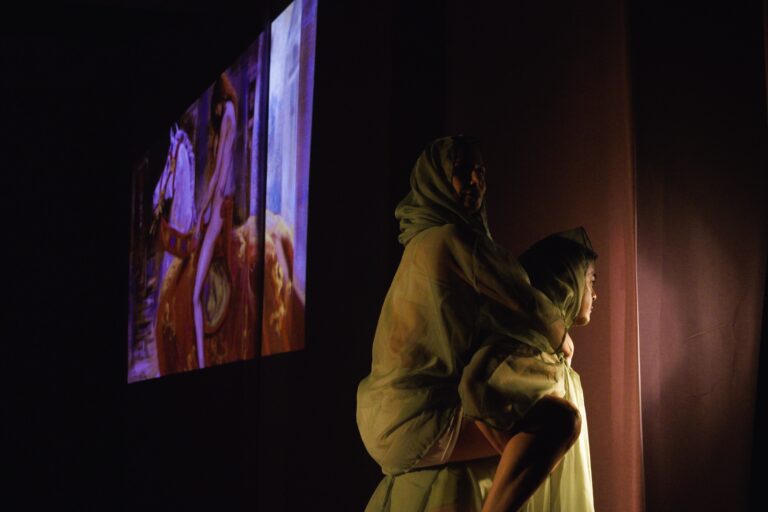 Fotografía de una de las escenas de la obra "Teresa Incontrolable", con el cuadro de Lady Godiva de fondo