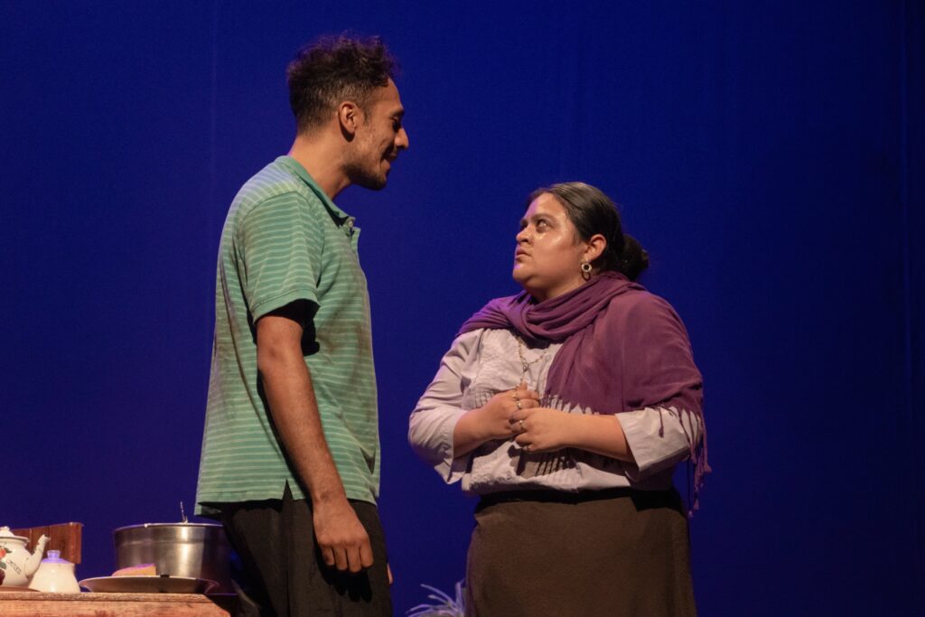 Fotografía de una de las escenas de la obra "A.M.O.R.A.L.", en la que se ve a los personajes de Rosa y Alexis