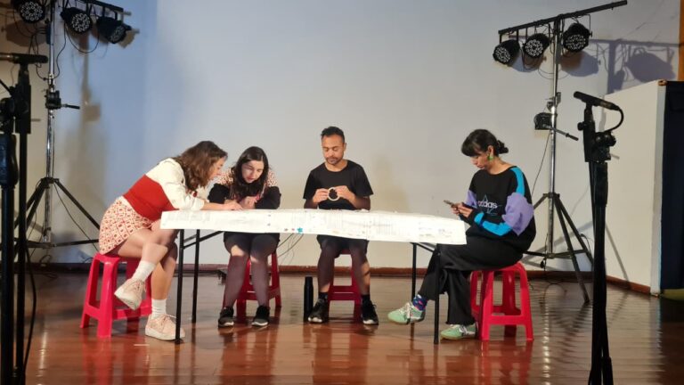 Fotografía de las obras presentadas durante la Noche los Teatros 2025