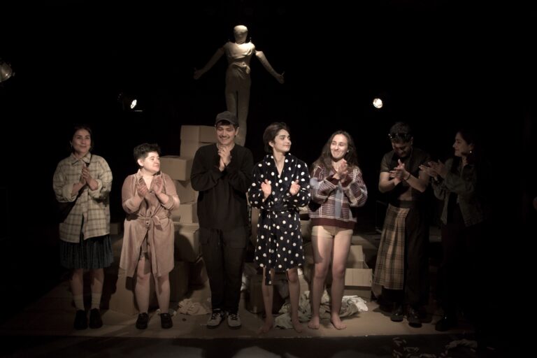Fotografía de los 4 estudiantes en su Examen de Teatro Contemporáneo