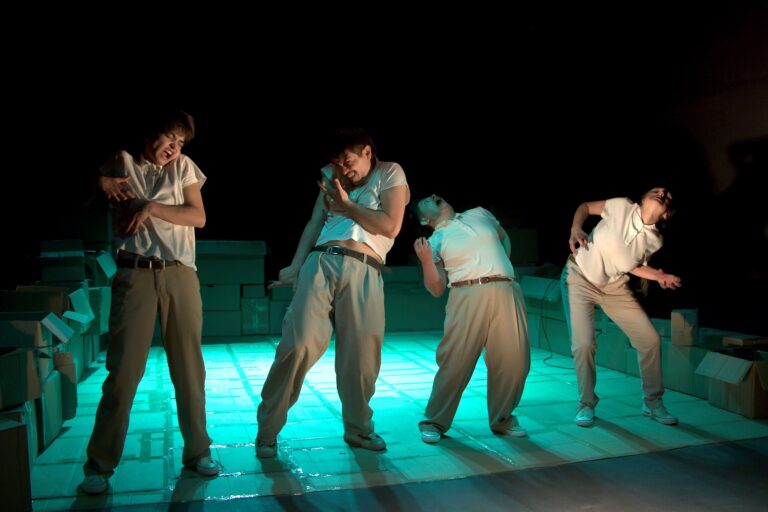 Fotografía de los 4 estudiantes en su Examen de Teatro Contemporáneo