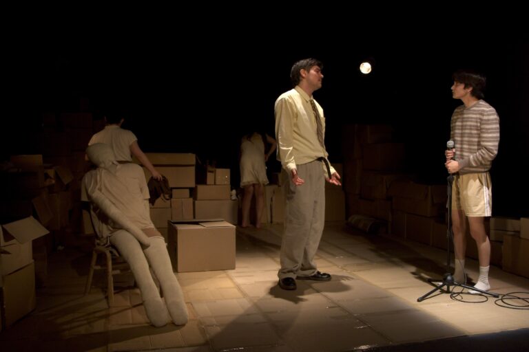 Fotografía de los 4 estudiantes en su Examen de Teatro Contemporáneo