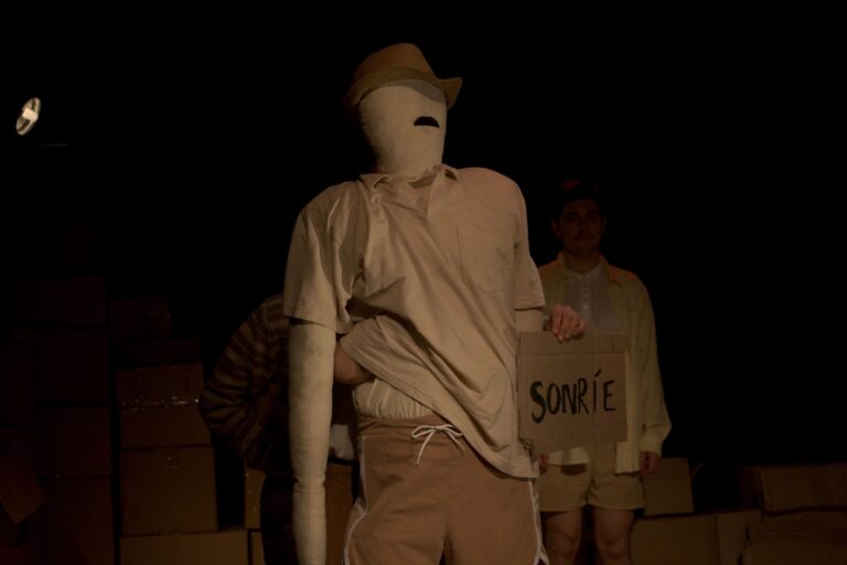 Fotografía de los 4 estudiantes en su Examen de Teatro Contemporáneo