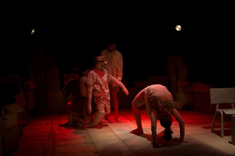 Fotografía de los 4 estudiantes en su Examen de Teatro Contemporáneo