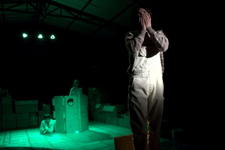 Fotografía de los 4 estudiantes en su Examen de Teatro Contemporáneo