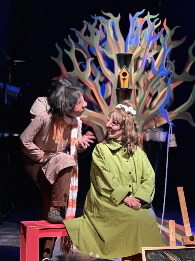 Escena de la obra en la que se puede ver a los personajes de Alberto y Patricia