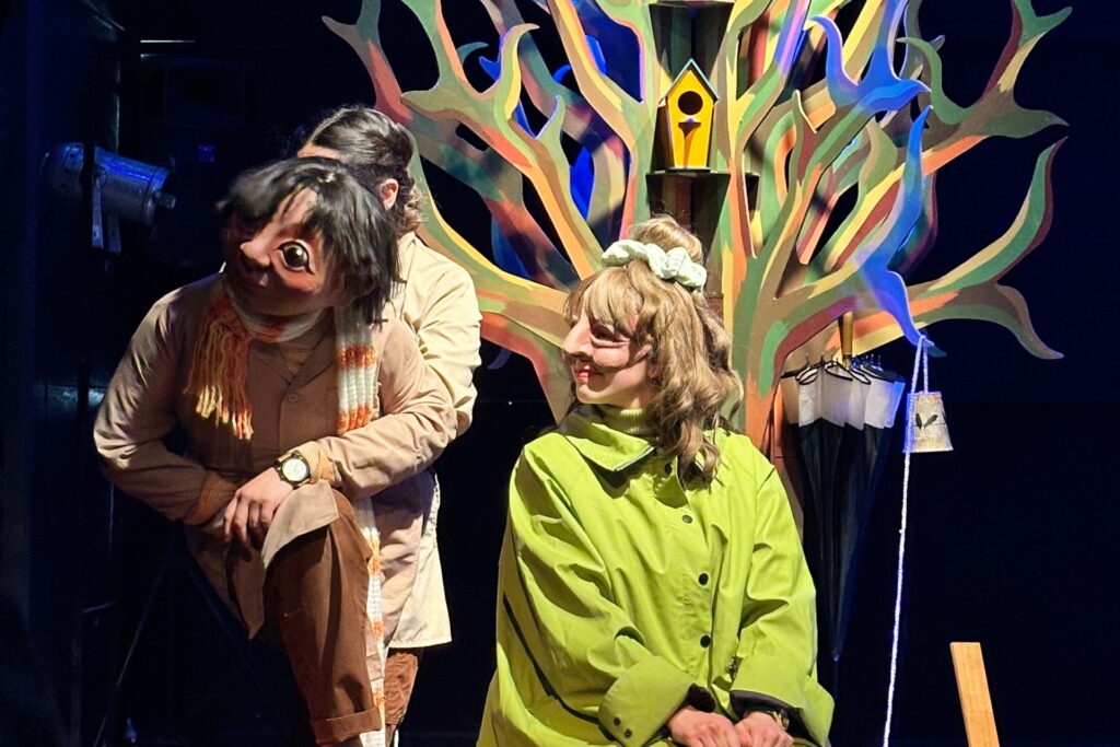 Fotografía de la obra "Pionero", del Festival "La Rebelión de los Muñecos", en la que se puede ver a los personajes de Alberto y Patricia