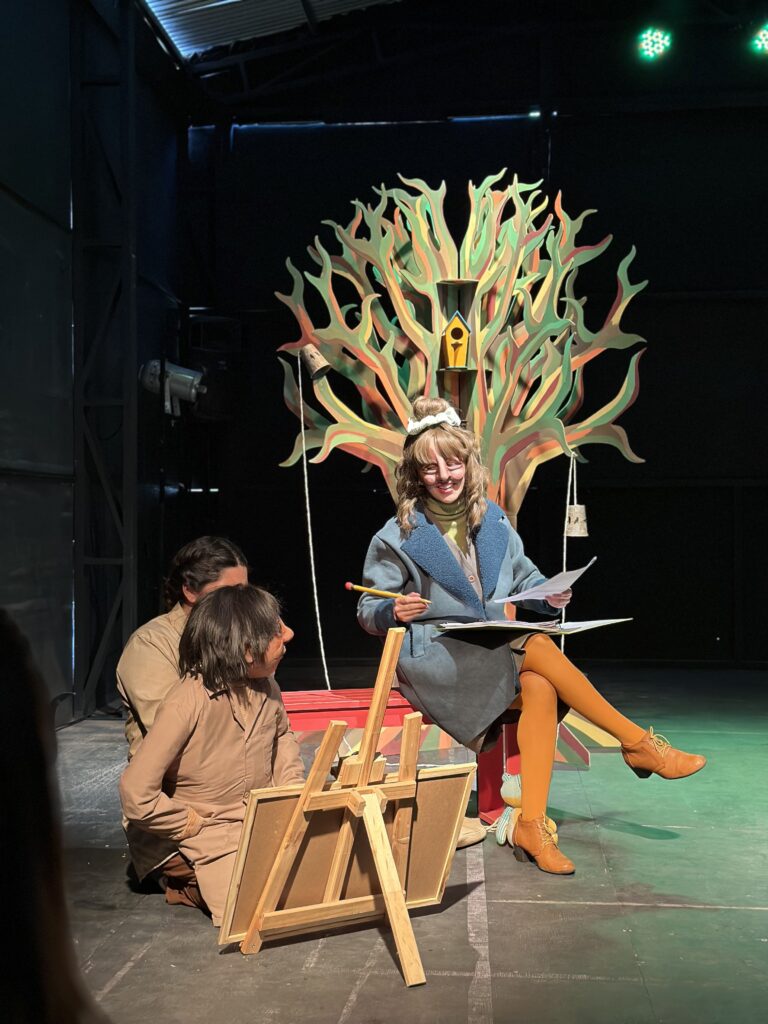 Escena de la obra en la que se puede ver a los personajes de Alberto y Patricia