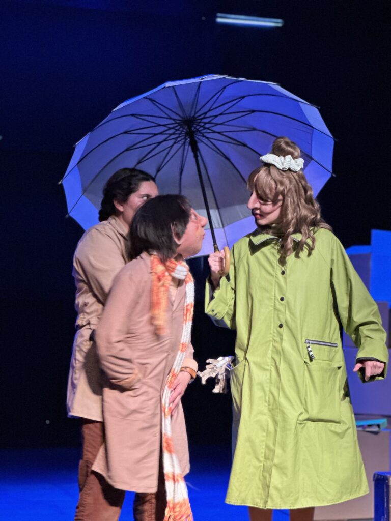 Escena de la obra en la que se puede ver a los personajes de Alberto y Patricia