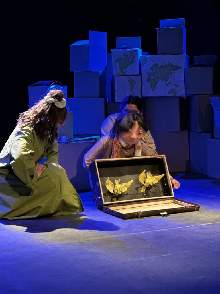 Escena de la obra en la que se puede ver a los personajes de Alberto y Patricia