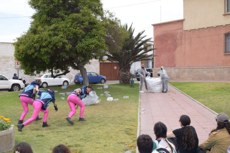Fotografía de la obra "Siluetas de Agua" presentada en el centro de La Serena, de la Compañía Teatro en Movimiento Callejerx