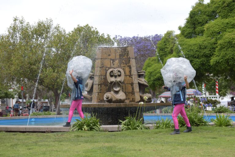 Fotografía de la obra "Siluetas de Agua" presentada en el centro de La Serena, de la Compañía Teatro en Movimiento Callejerx