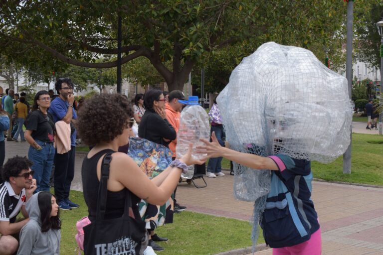 Fotografía de la obra presentada en el centro de La Serena, de la Compañía Teatro en Movimiento Callejerx