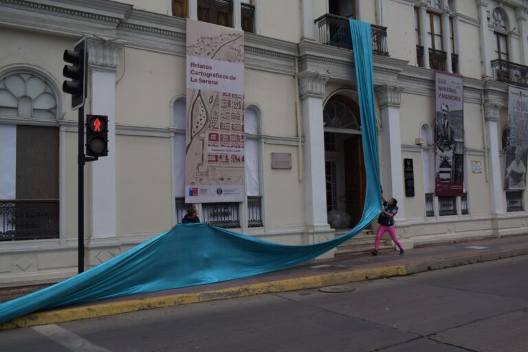 Fotografía de la obra "Siluetas de Agua" presentada en el centro de La Serena, de la Compañía Teatro en Movimiento Callejerx