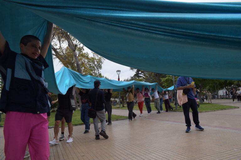 Fotografía de la obra "Siluetas de Agua" presentada en el centro de La Serena, de la Compañía Teatro en Movimiento Callejerx