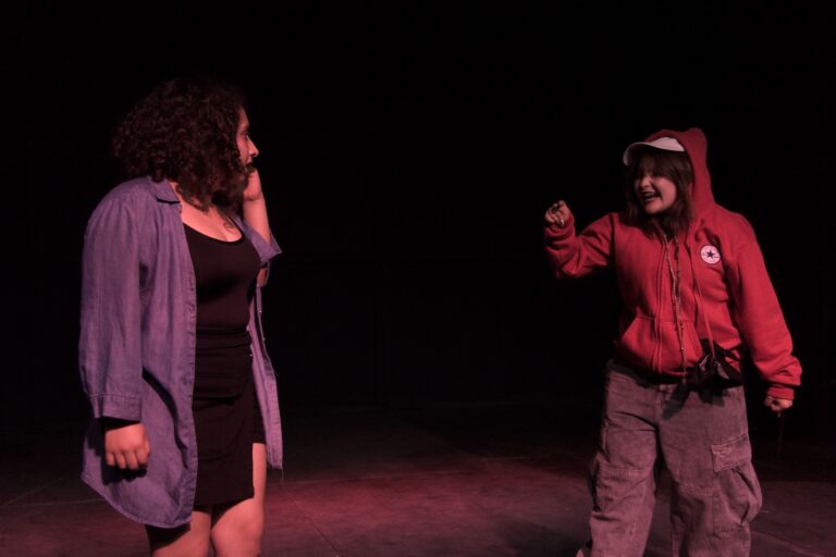 Fotografía de una de las escenas de la obra "Crónicas de Niebla", la muestra final del Taller de Teatro para Jóvenes y Adolescentes
