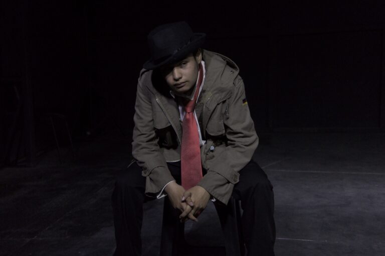 Fotografía de una de las escenas de la obra "Crónicas de Niebla", la muestra final del Taller de Teatro para Jóvenes y Adolescentes