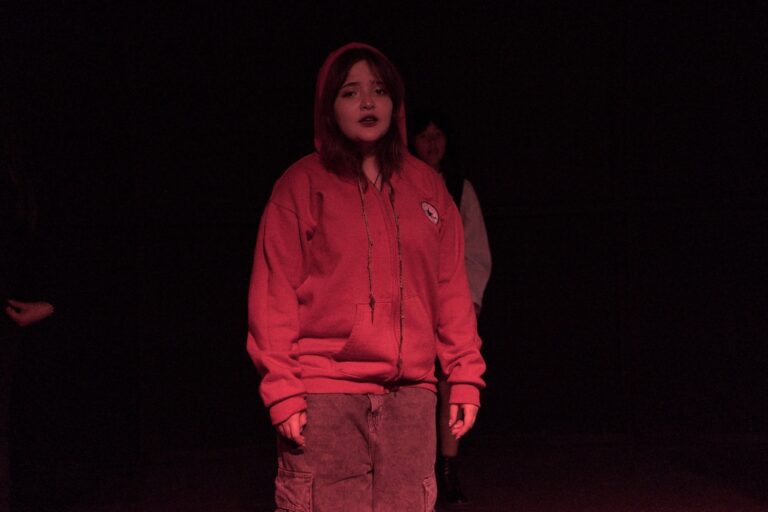 Fotografía de una de las escenas de la obra "Crónicas de Niebla", la muestra final del Taller de Teatro para Jóvenes y Adolescentes