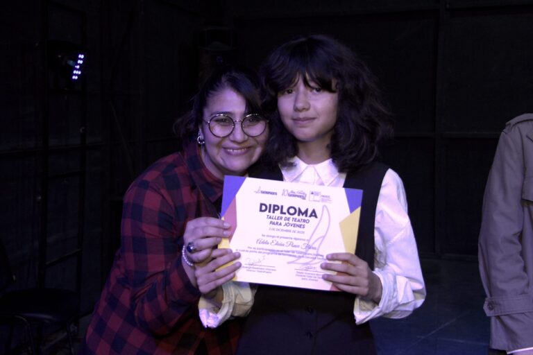 Fotografía de una de las escenas de la obra "Crónicas de Niebla", la muestra final del Taller de Teatro para Jóvenes y Adolescentes