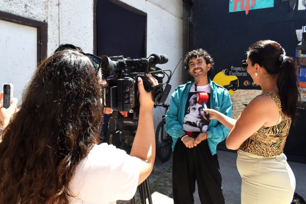 Fotografía del punto de prensa en de TeatroPuerto en Espacio La Gaviota, en la que se puede ver al director de la organziación, Rodrigo Zarricueta, conversando con los medios