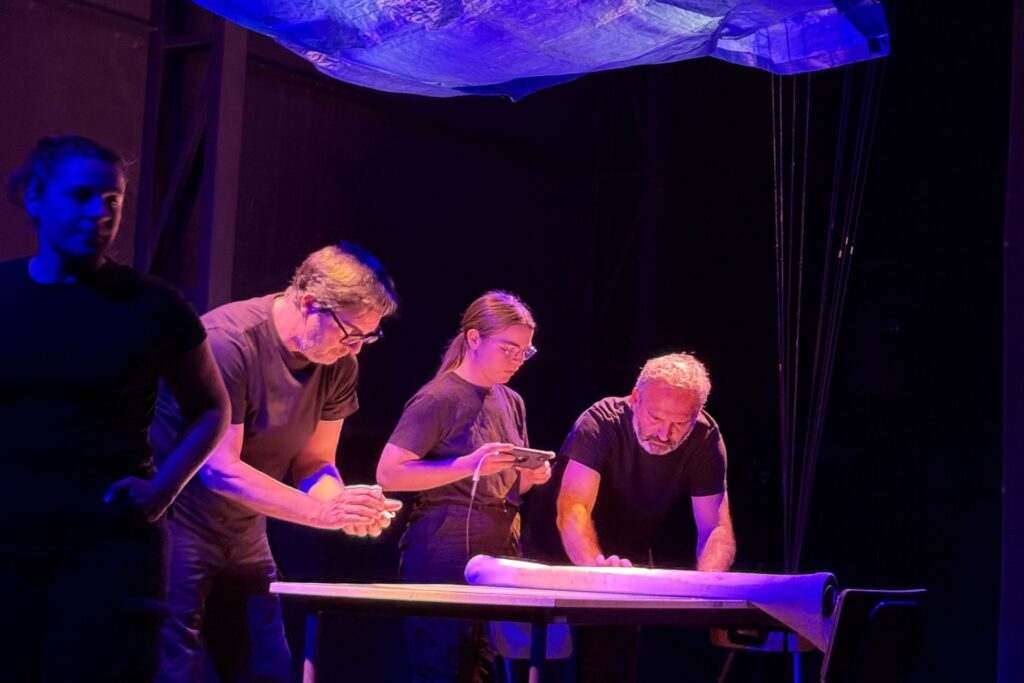 Fotografía de la obra "4200KM" de Teatro de lo Inestable, en Espacio La Gaviota