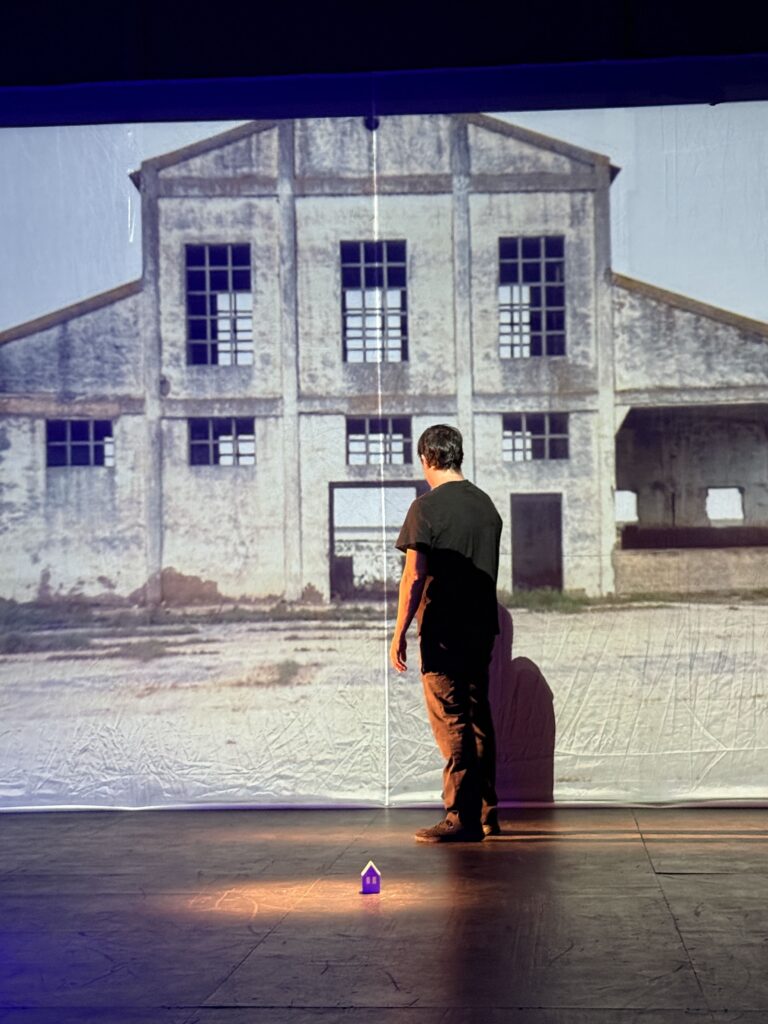 Fotografía de la obra de Teatro de lo Inestable, presentada en Espacio La Gaviota