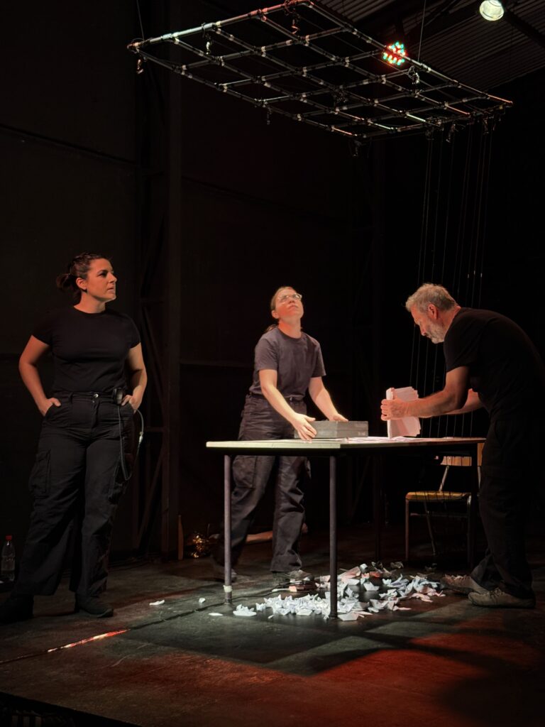 Fotografía de la obra de Teatro de lo Inestable, presentada en Espacio La Gaviota