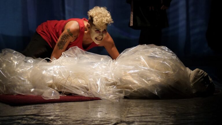 Fotografía del estreno de la obra "Pájaros Negros" del Colectivo Con-zumo Teatro en Espacio La Gaviota