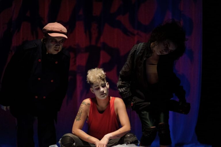 Fotografía del estreno de la obra del Colectivo Con-zumo Teatro en Espacio La Gaviota