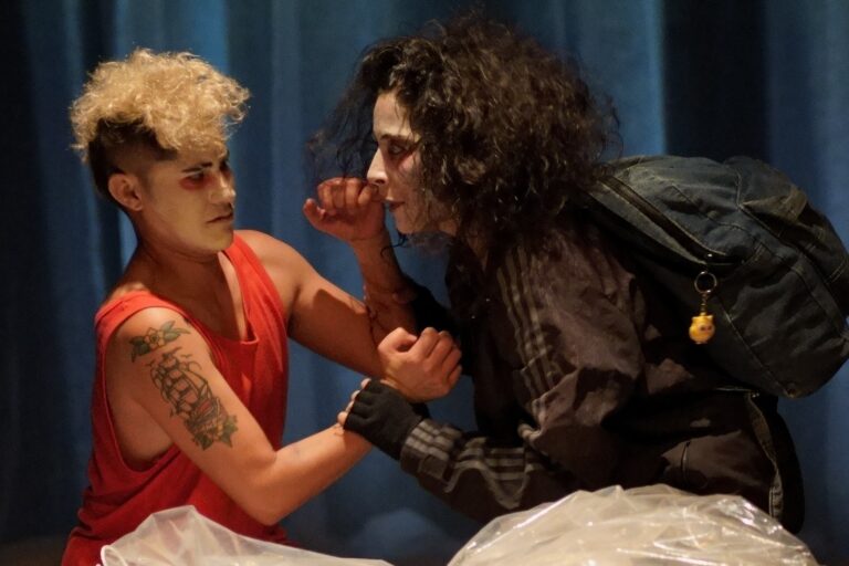 Fotografía del estreno de la obra "Pájaros Negros" del Colectivo Con-zumo Teatro en Espacio La Gaviota
