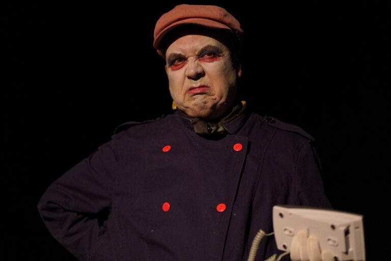 Fotografía del estreno de la obra del Colectivo Con-zumo Teatro en Espacio La Gaviota