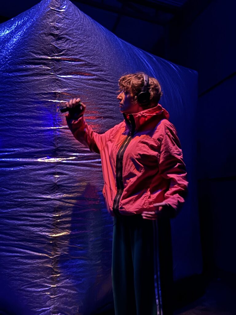 Fotografía de la obra "[...]R." del Colectivo La Furibunda, presentada en Espacio La Gaviota