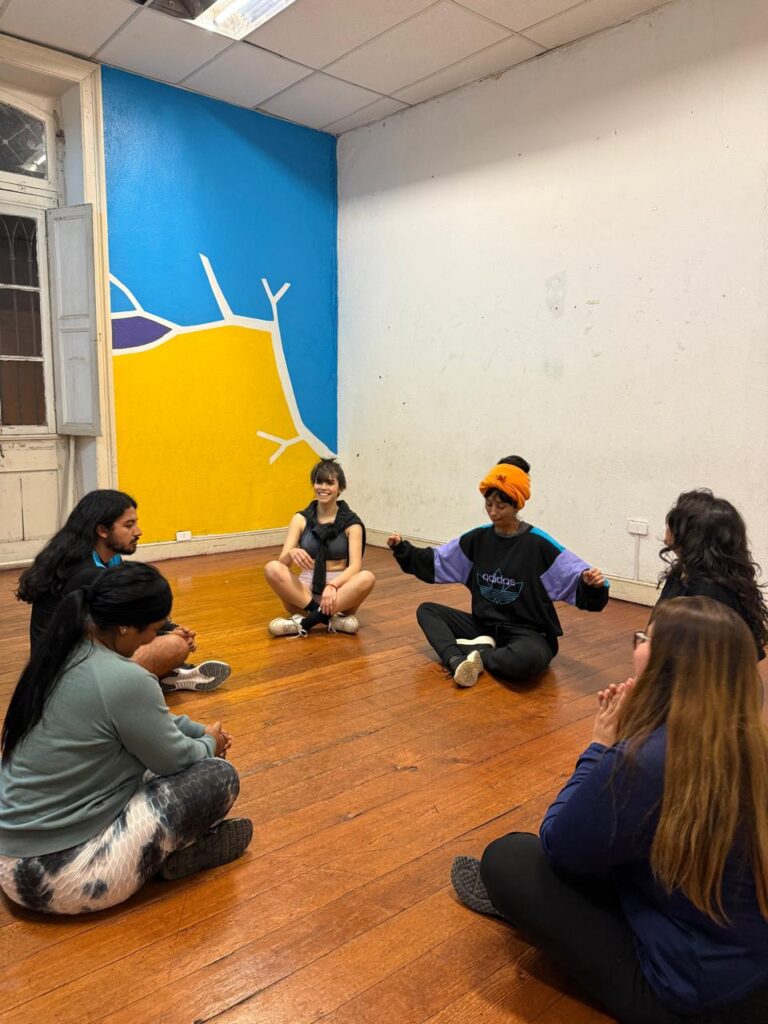 Fotografía de una de las clases del primer semestre de la Escuela TeatroPuerto 2026.