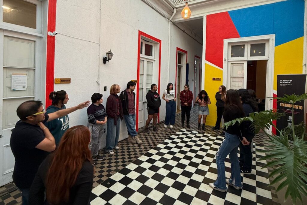 Fotografía de estudaintes, docentes y directivos de la Escuela TeatroPuerto 2026.