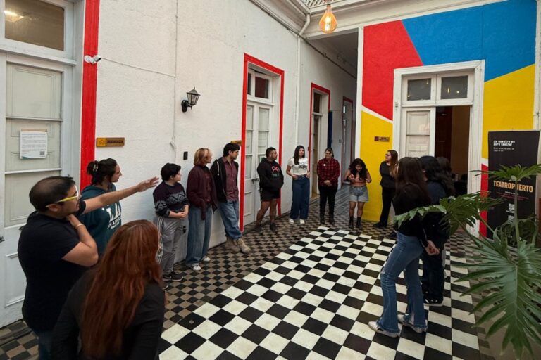 Fotografía de estudaintes, docentes y directivos de la Escuela TeatroPuerto 2026.