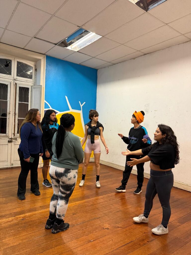 Fotografía de una de las clases del primer semestre de la Escuela TeatroPuerto 2026.