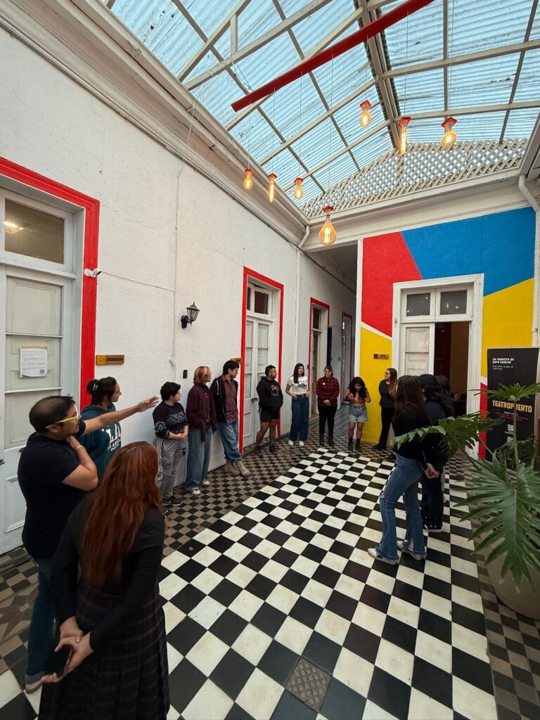 Fotografía de estudiantes, docentes y directivos de la Escuela TeatroPuerto 2026 reunidos en Espacio La Gaviota.