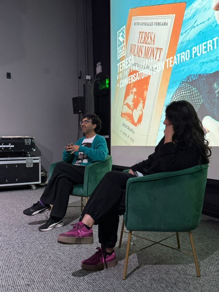 Fotografía del conversatorio realizado en Sala Latente