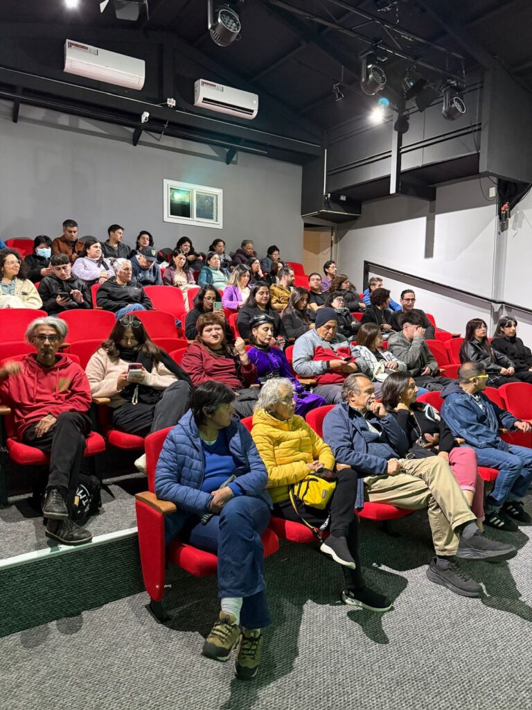 Fotografía del conversatorio realizado en Sala Latente