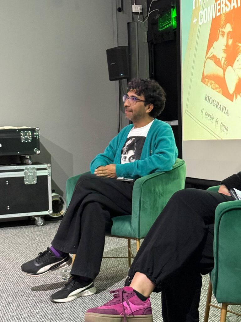 Fotografía del conversatorio realizado en Sala Latente