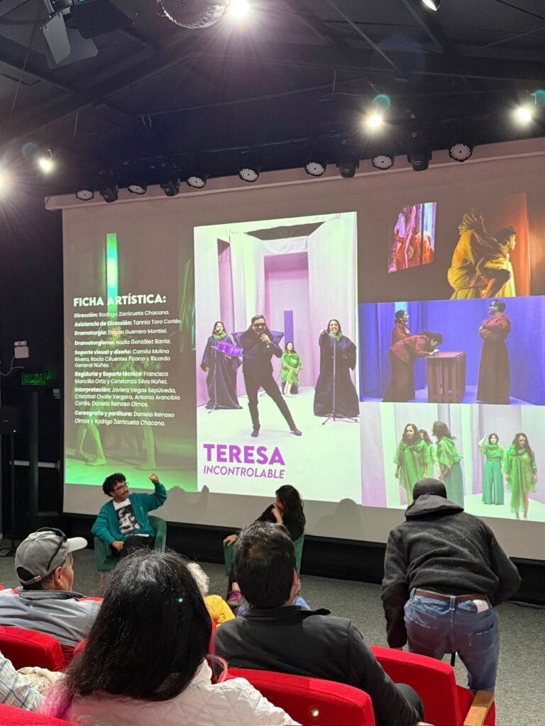 Fotografía del conversatorio realizado en Sala Latente