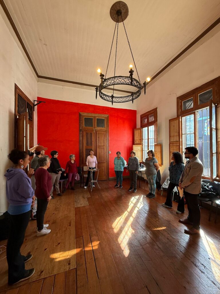 Fotografía de la visita del Seremi de las Culturas de la Región de Coquimbo a Espacio La Gaviota