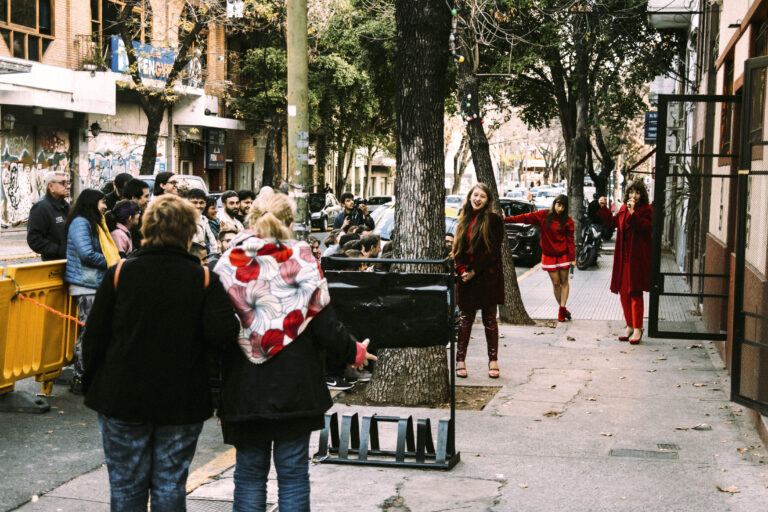 Fotografía de la obra argentina "Cinematique", la cual se presentará en la comuna de Ovalle por el Festival Internacional TeatroPuerto