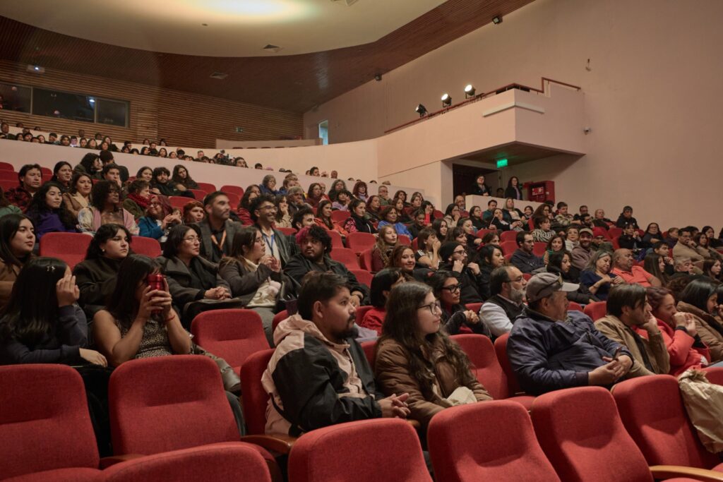 Fotografía del público asistente a la inauguración del Festival Internacional TeatroPuerto en el Teatro Municipal de Ovalle