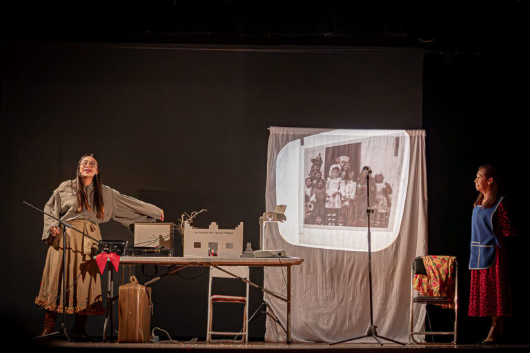 Fotografía de la obra mexicana "Del Suelo al Silabario", la cual se presentará en el Festival Internacional TeatroPuerto