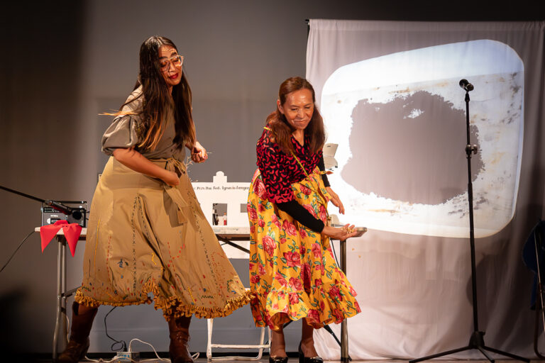 Fotografía de la obra mexicana "Del Suelo al Silabario", la cual se presentará en el Festival Internacional TeatroPuerto