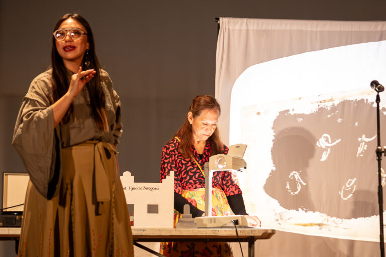 Fotografía de la obra mexicana "Del Suelo al Silabario", la cual se presentará en el Festival Internacional TeatroPuerto