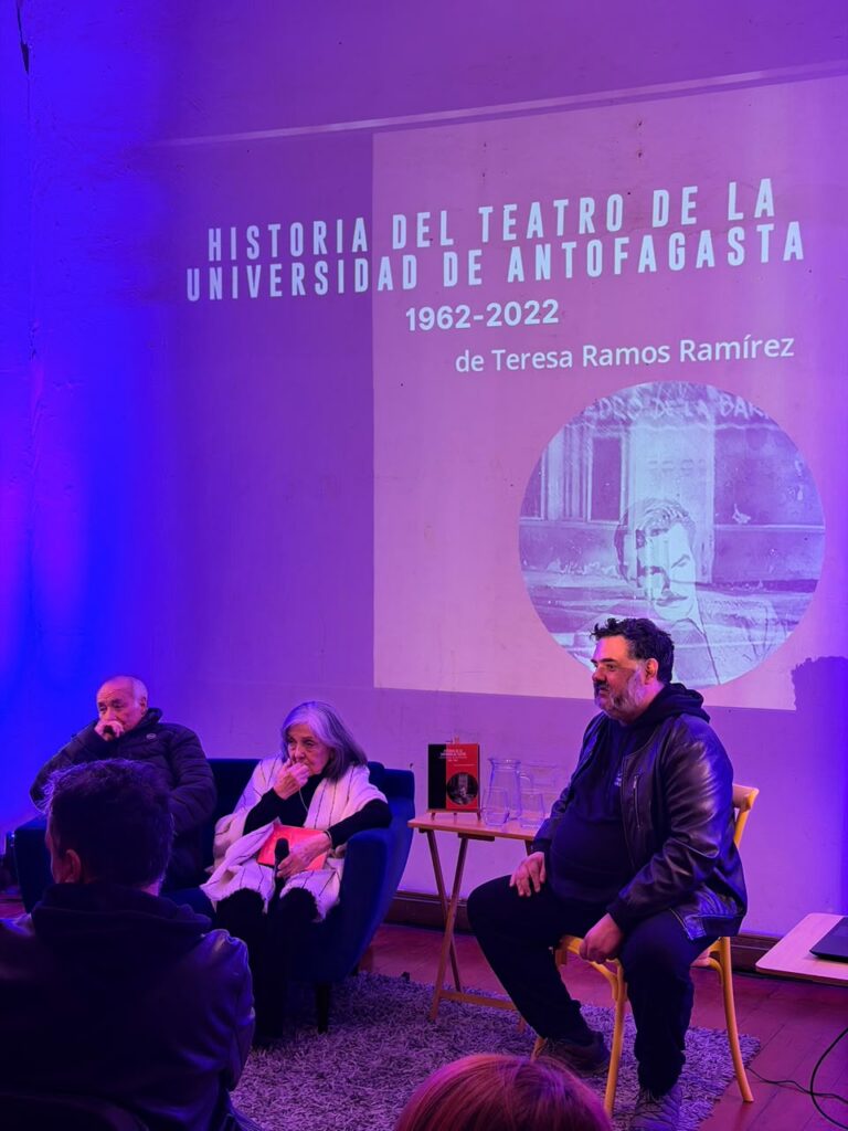 Fotografía de la presentación del libro “Historia del Teatro de la Universidad de Antofagasta 1962–2022”