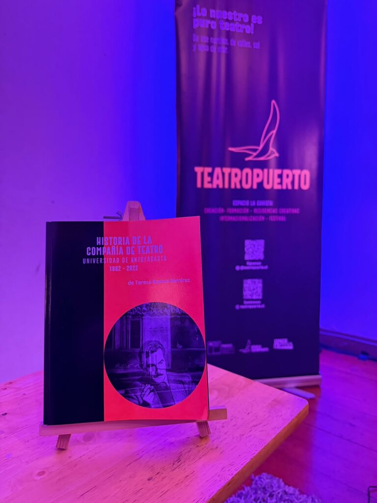 Fotografía de la presentación del libro “Historia del Teatro de la Universidad de Antofagasta 1962–2022”